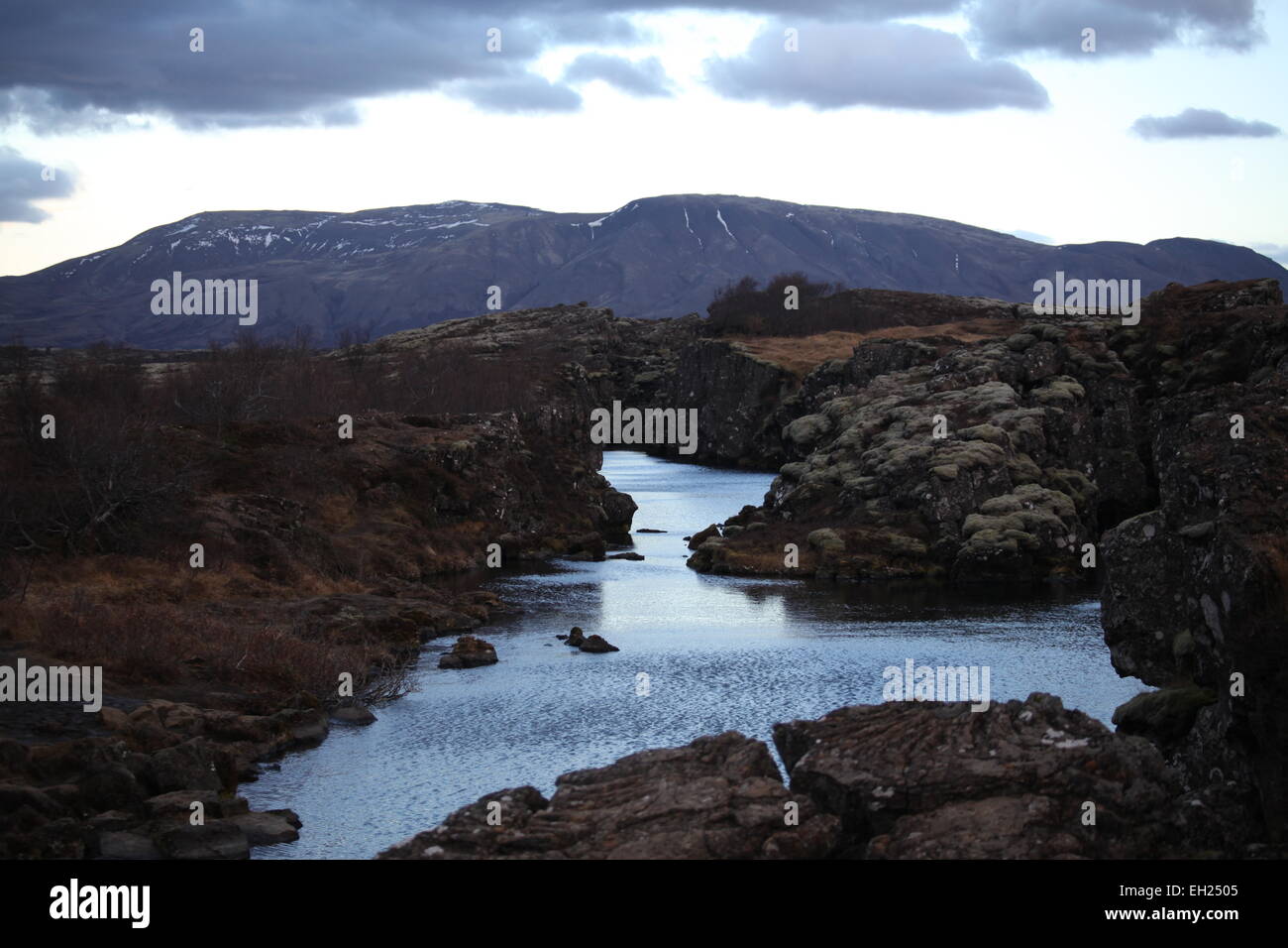 Un lago nel crack della crosta terrestre causati dalla metà Ridge atlantico Thingvellir Parco Nazionale di Islanda Foto Stock