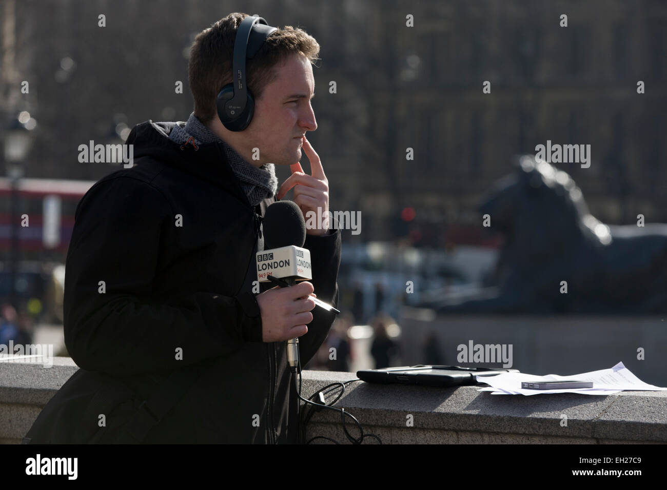 Una BBC London 94,9 radio reporter in location a Trafalgar Square dopo l inaugurazione del quarto zoccolo opere d'arte. Foto Stock