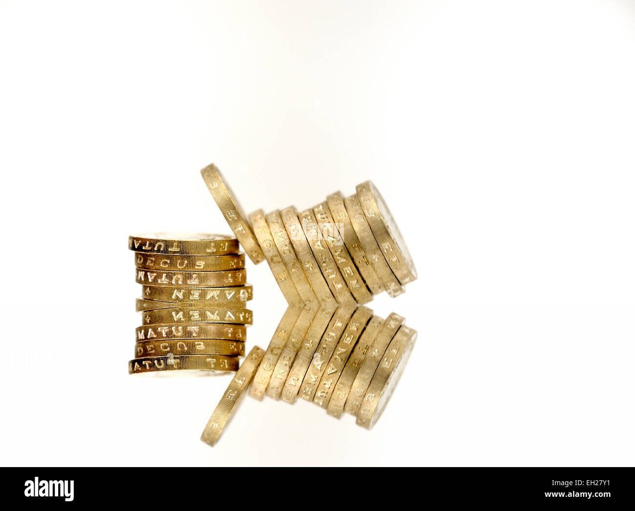 Una libbra di monete in mirroring in modo digitale Foto Stock