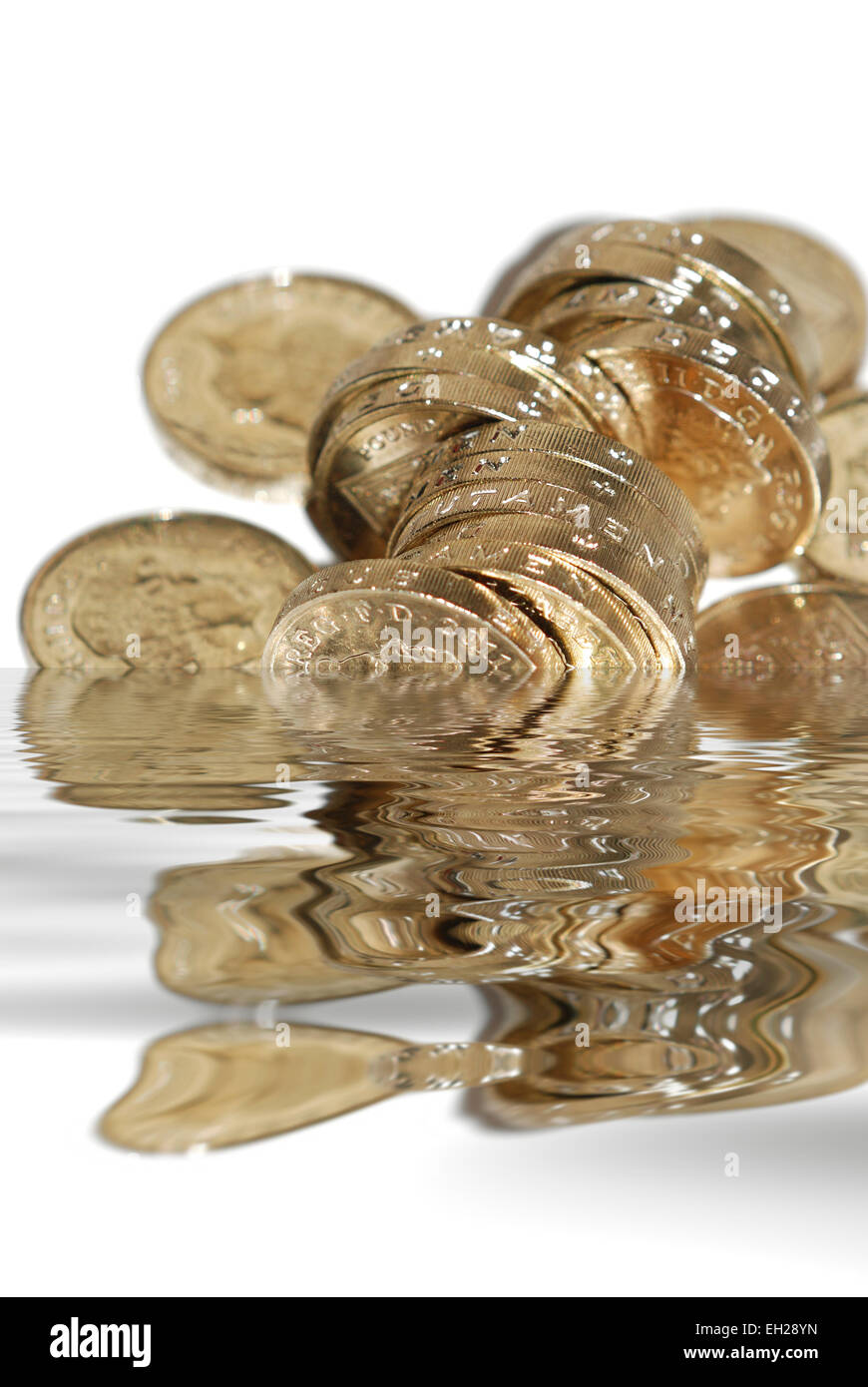 Pound monete si riflette in una creata digitalmente la piscina di acqua Foto Stock