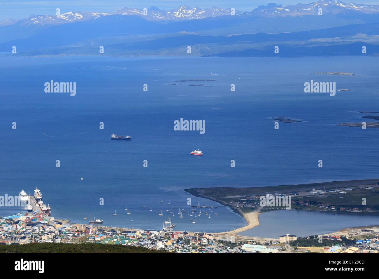 Ushuaia Argentina e del Porto Canale di Beagle da sopra. Foto Stock