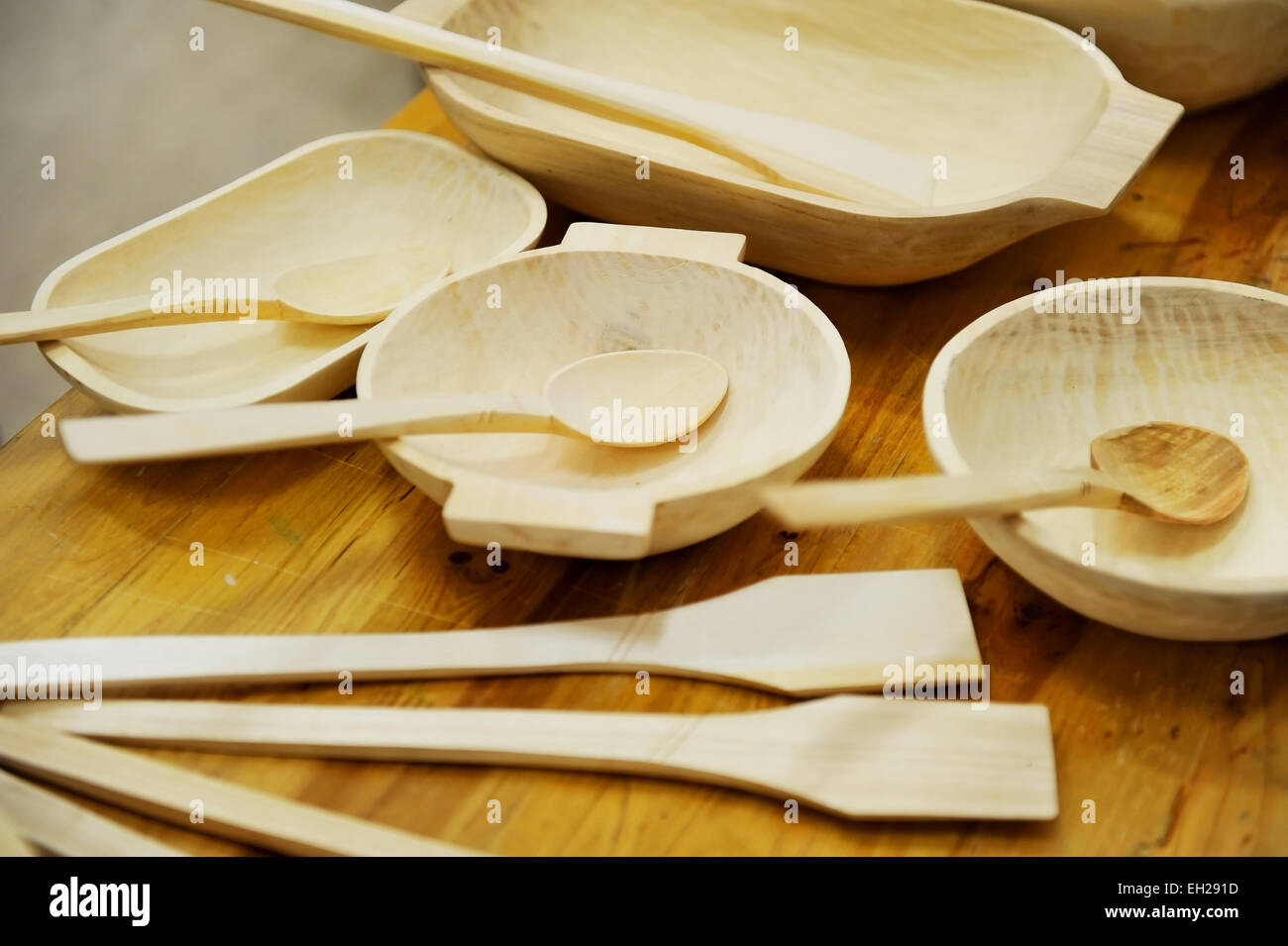 Il cucchiaio di legno ed altri cucina in legno strumenti fatti a mano su un tavolo Foto Stock
