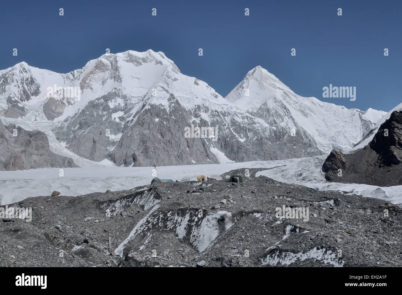 New Scenic 5 posti coperti di neve cime intorno Engilchek ghiacciaio in Tian Shan mountain range in Kirghizistan Foto Stock