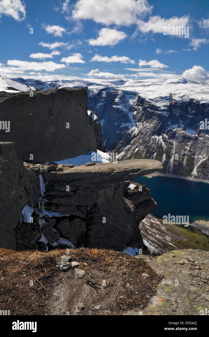 Vista laterale dell'intero Trolltunga rock fuori della montagna in Norvegia Foto Stock