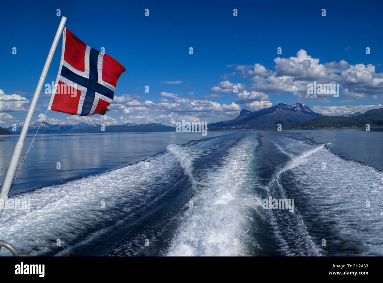 Bandiera norvegese sul traghetto a Svolvaer sulle isole Lofoten in Norvegia Foto Stock
