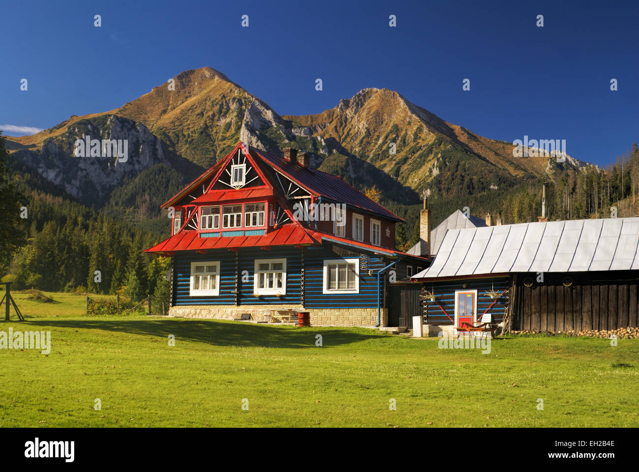Pittoreschi cottage di montagna in Belianske Tatry montagne in Slovacchia Foto Stock