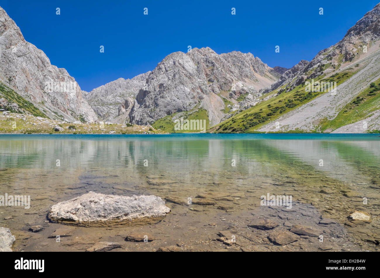 Il lago cristallino in mountain range Tien-Shan in Kirghizistan Foto Stock