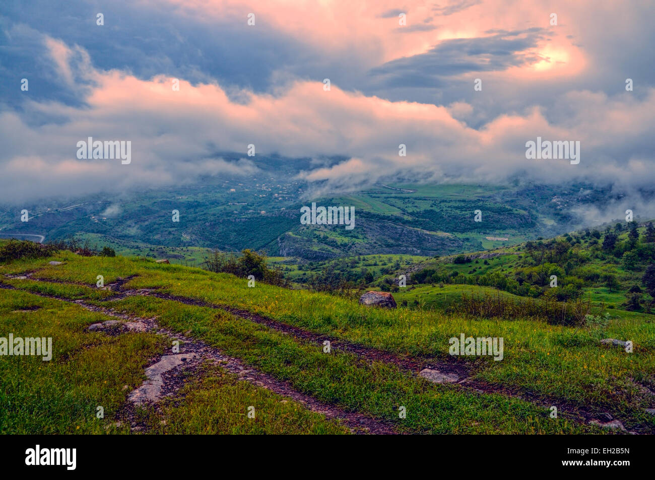 Nuvole temporalesche sopra il verde paesaggio di Karabakh montagnoso Foto Stock