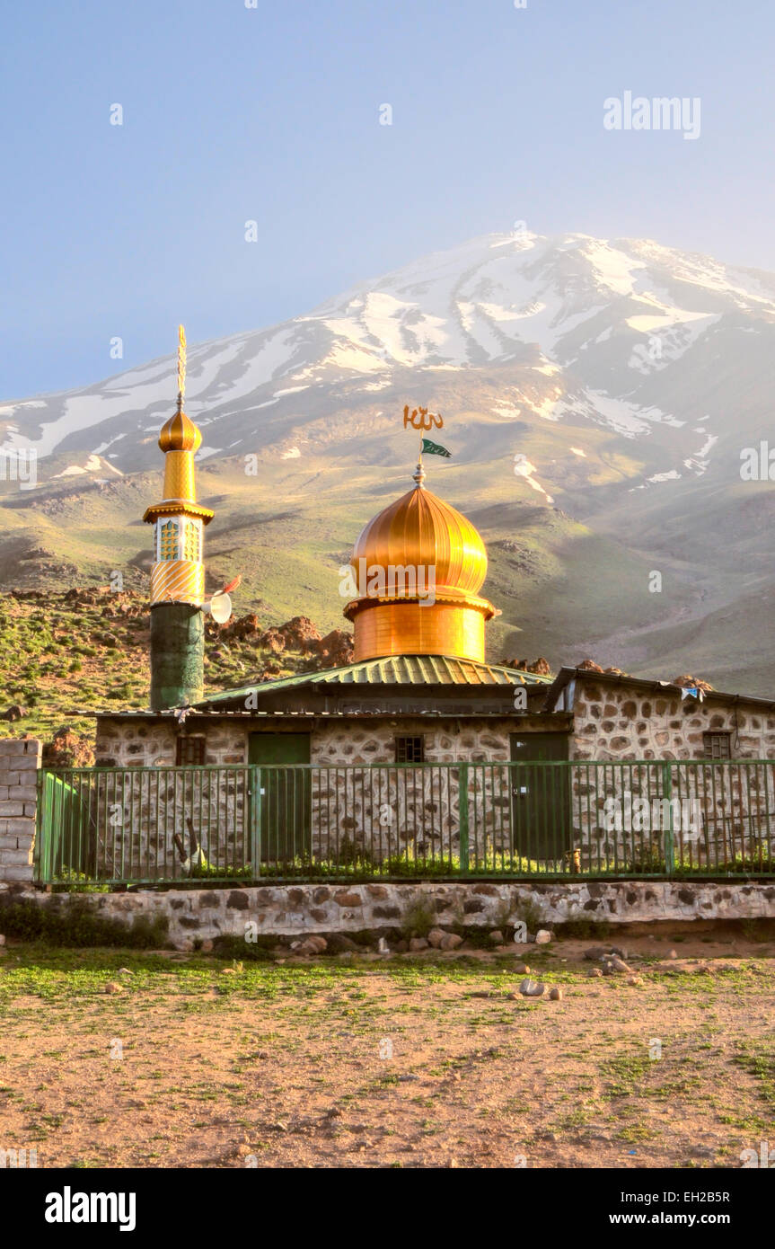Moschea sotto il Vulcano Damavand, il picco più alto in Iran Foto Stock
