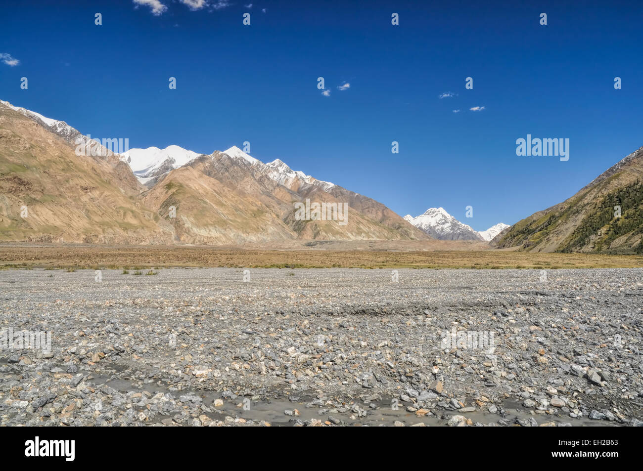 Scenic picchi di montagna in Kirghizistan vicino ghiacciaio Engilchek Foto Stock