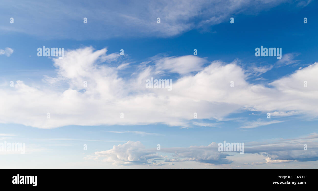 Nuvole perfetta su un cielo blu in un giorno Foto Stock