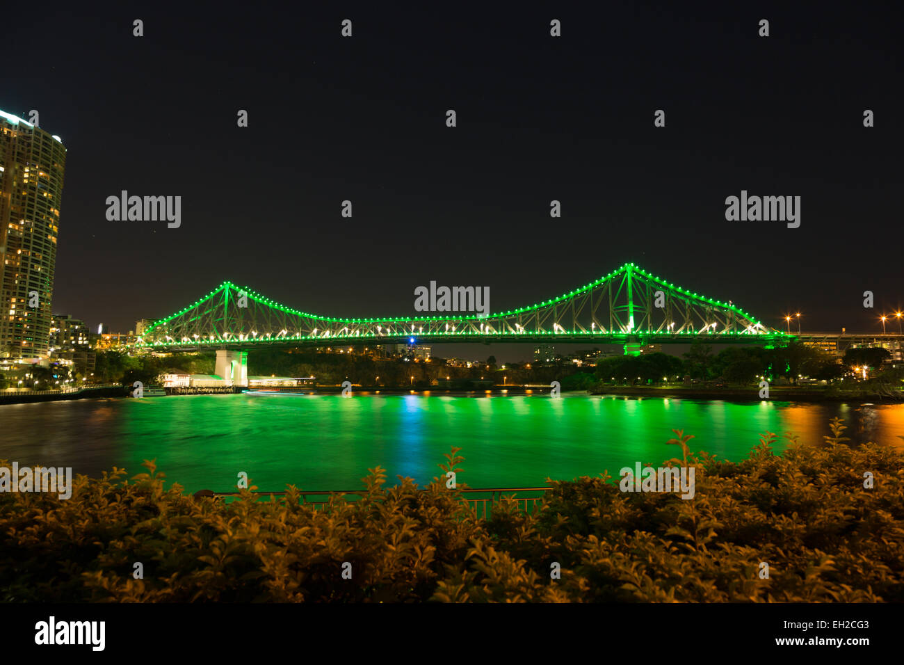 Una fotografia di Story Bridge a Brisbane durante la notte. Il Ponte Story è un patrimonio-elencati in acciaio ponte a sbalzo in Brisbane. Foto Stock