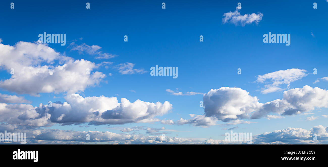 Nuvole perfetta su un cielo blu in un giorno Foto Stock