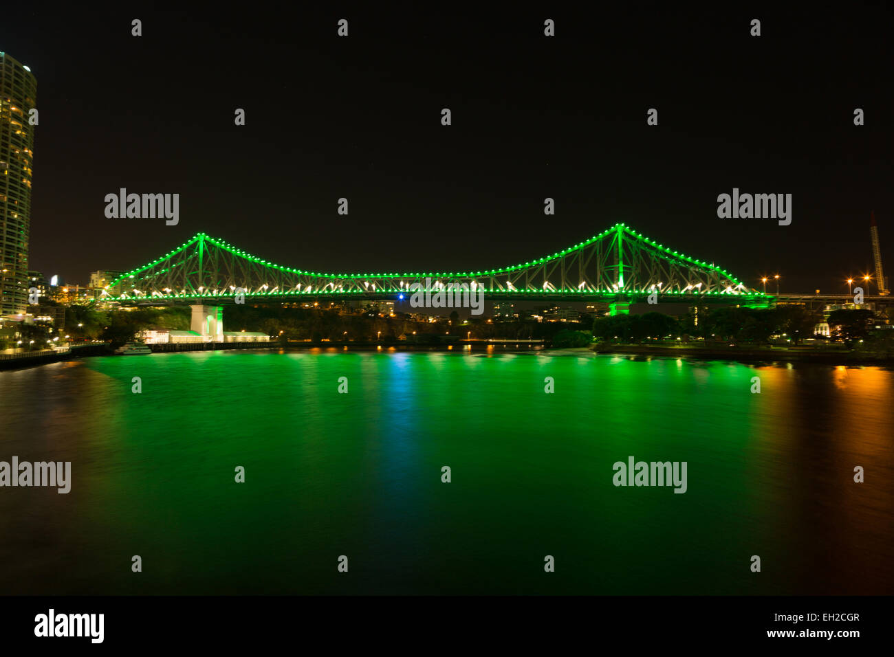 Una fotografia di Story Bridge a Brisbane durante la notte. Il Ponte Story è un patrimonio-elencati in acciaio ponte a sbalzo in Brisbane. Foto Stock