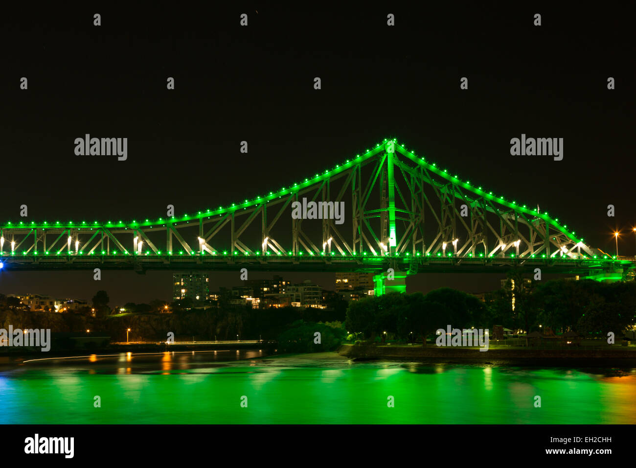Una fotografia di Story Bridge a Brisbane durante la notte. Il Ponte Story è un patrimonio-elencati in acciaio ponte a sbalzo in Brisbane. Foto Stock