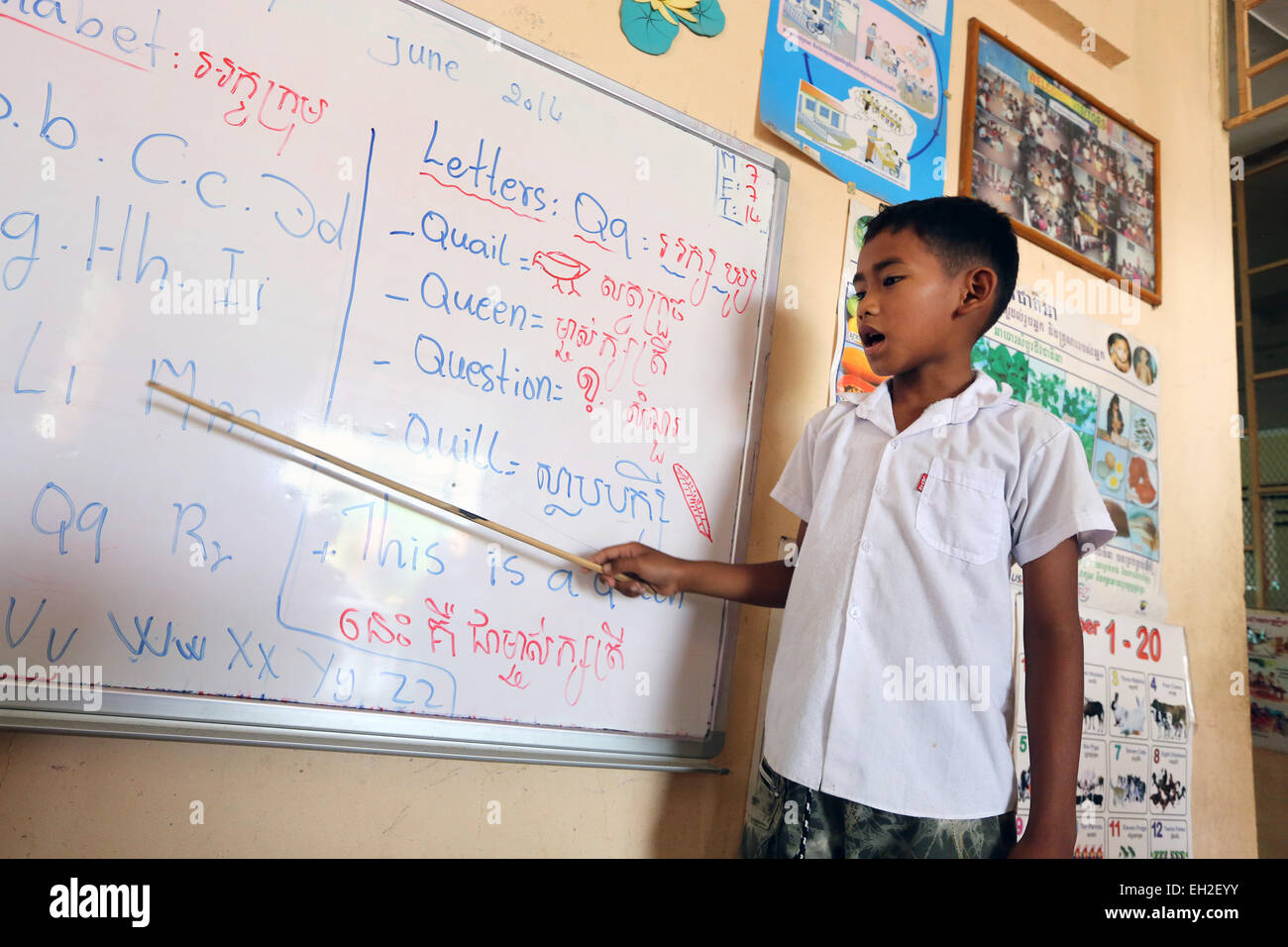 Giovane ragazzo su una lavagna, Lindalva Center per i figli dei lavoratori tessili in Phnom Penh Cambogia Foto Stock