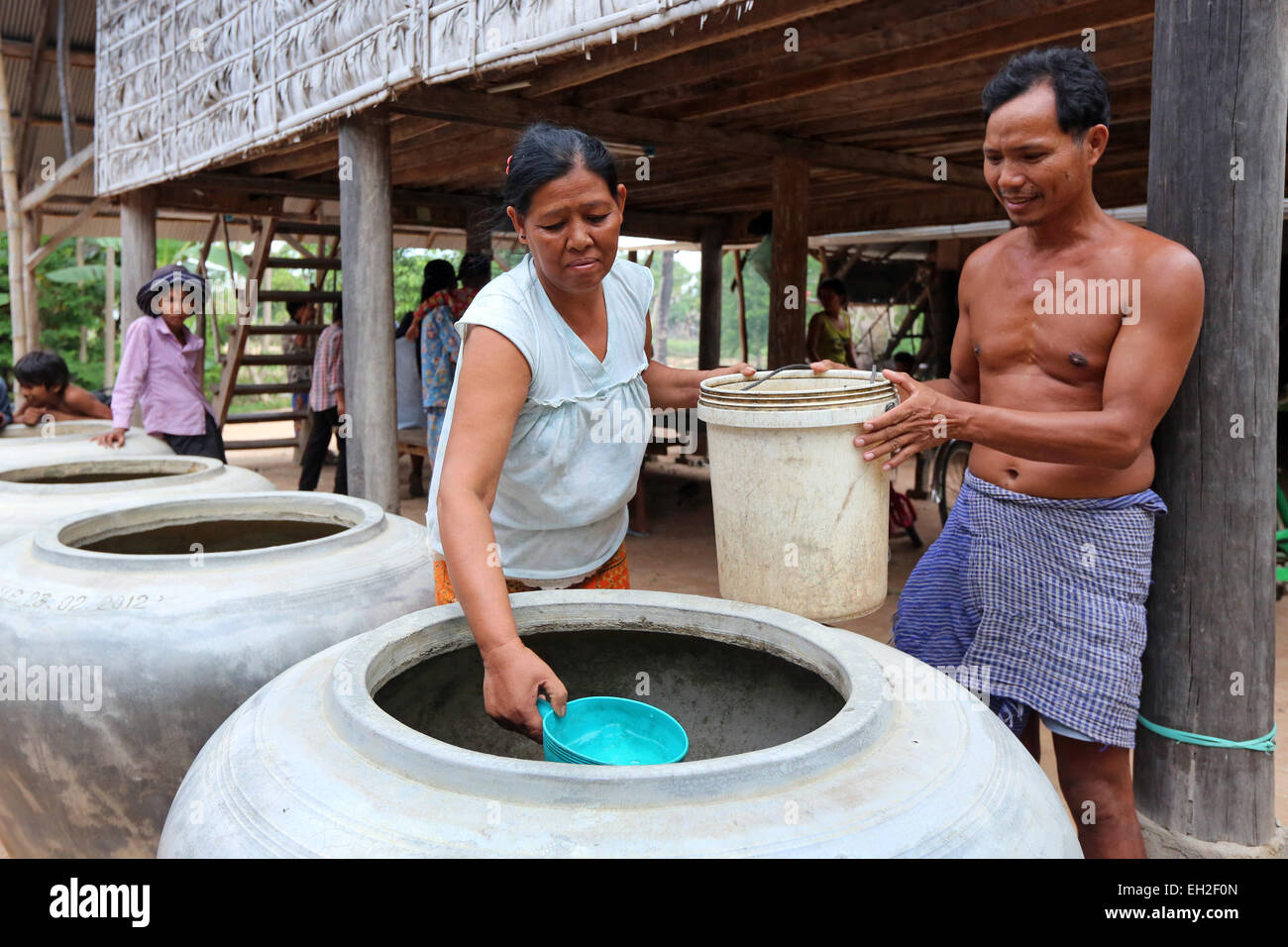 L'acqua piovana viene raccolta in grandi pentole di creta, Kuaw villaggio nella provincia di Takeo, Cambogia, Asia Foto Stock
