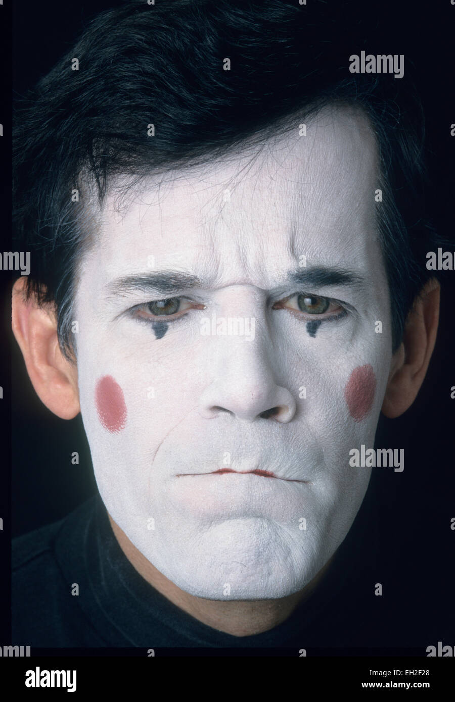 Mime, maschio, nel volto bianco, visualizzazione di rabbia e risentimento Foto Stock