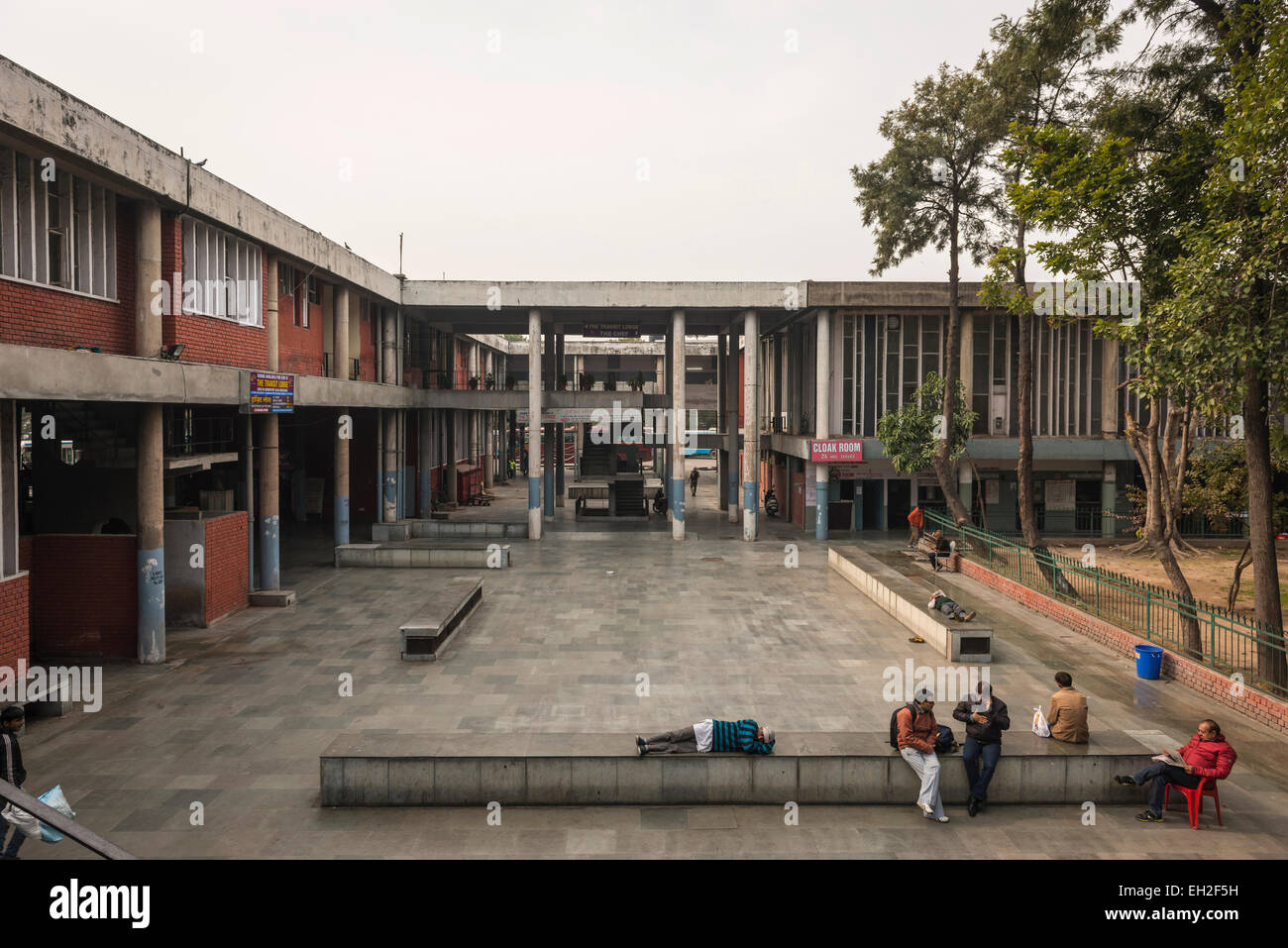 Nei pressi del terminal degli autobus di città-centro di chandigarh, India Foto Stock