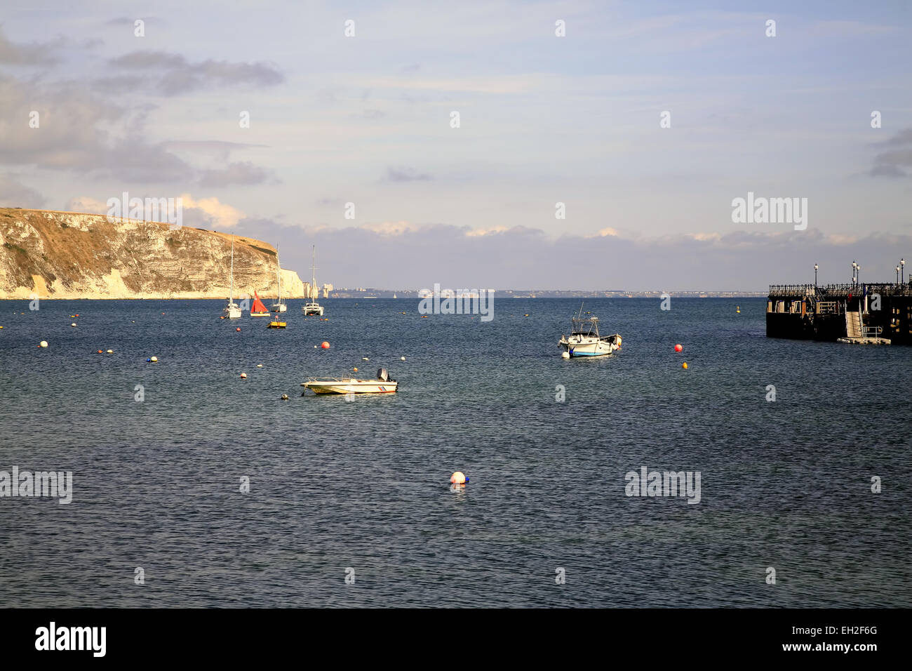 Una vista della baia con Ballard point e il molo a Swanage bay, Dorset, Inghilterra, Regno Unito. Foto Stock