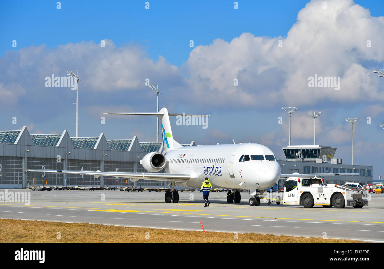 Avanti air, Fokker 100, aeromobili, spingere indietro, aeromobili, aereo, aereo, aeroporto di Monaco di Baviera, panoramica, panorama, visualizzare line up, Foto Stock