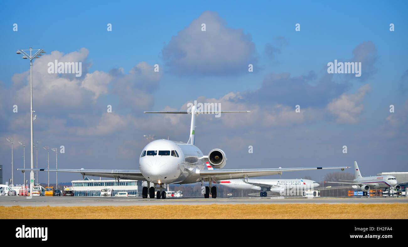 Avanti air, Fokker 100, aeromobili, roll out, aeromobili, aereo, aereo, aeroporto di Monaco di Baviera, panoramica, panorama, visualizzare line up, Foto Stock