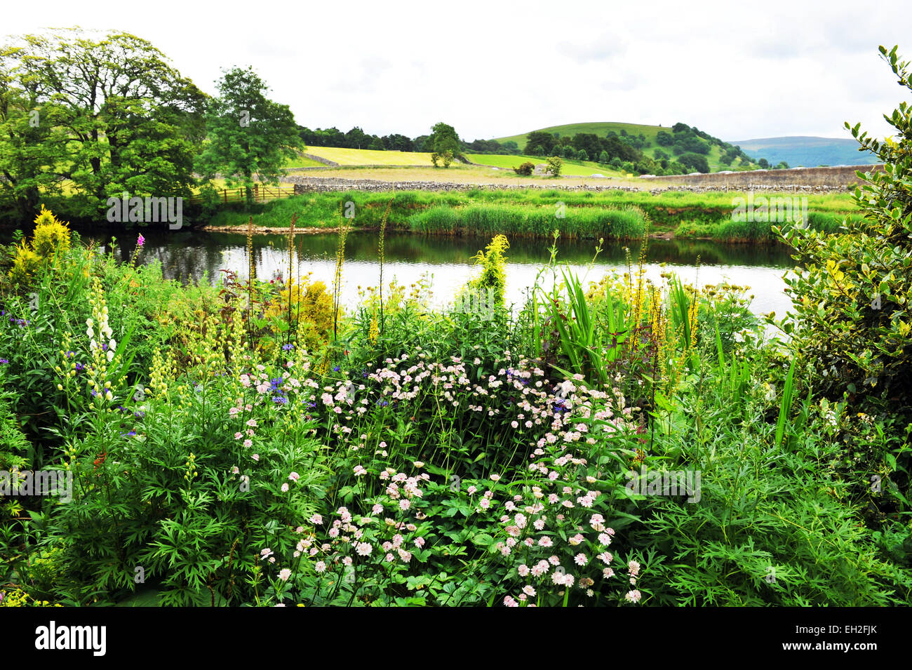 Paese i fiori e paesaggi Burnsall, Skipton Foto Stock