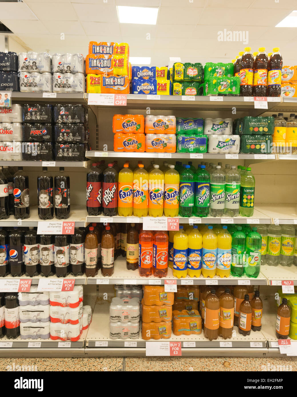 Varietà di bevande analcoliche sugli scaffali del supermercato Foto Stock