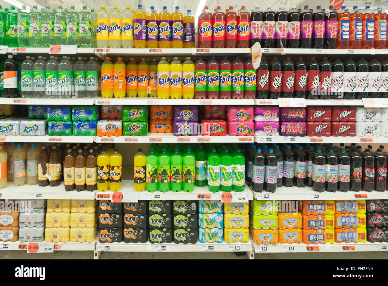 Varietà di bevande analcoliche sugli scaffali del supermercato Foto Stock