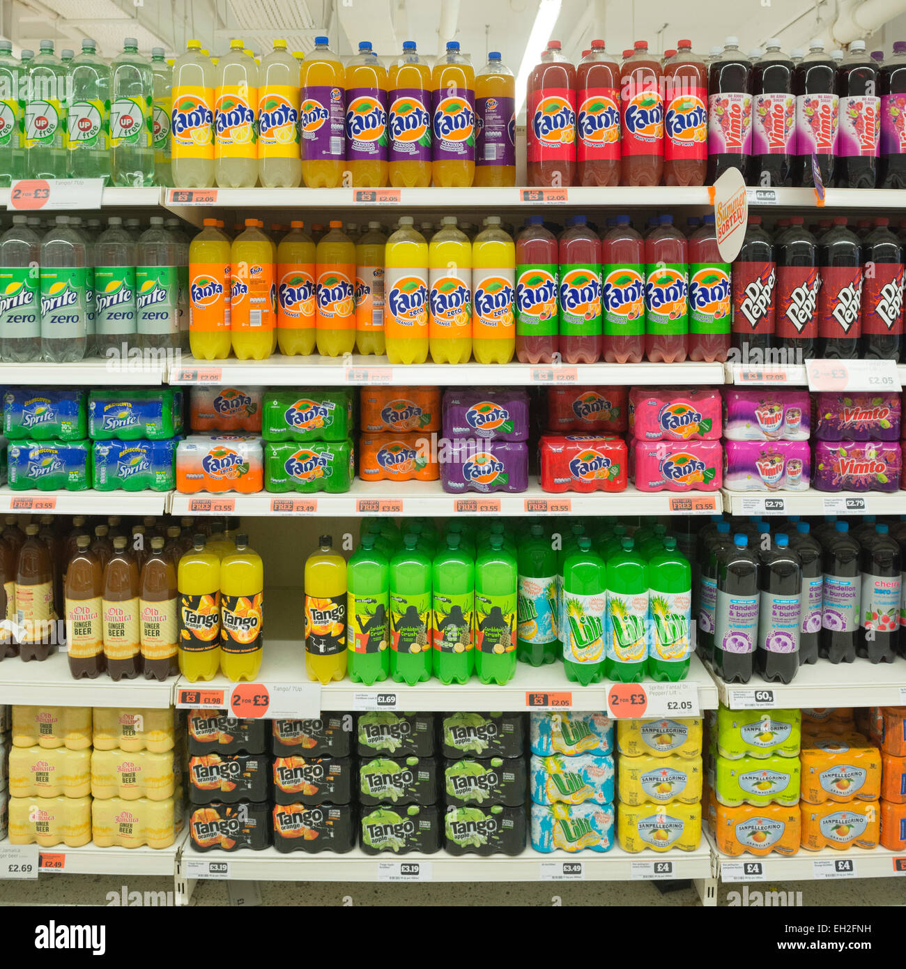 Varietà di bevande analcoliche sugli scaffali del supermercato Foto Stock