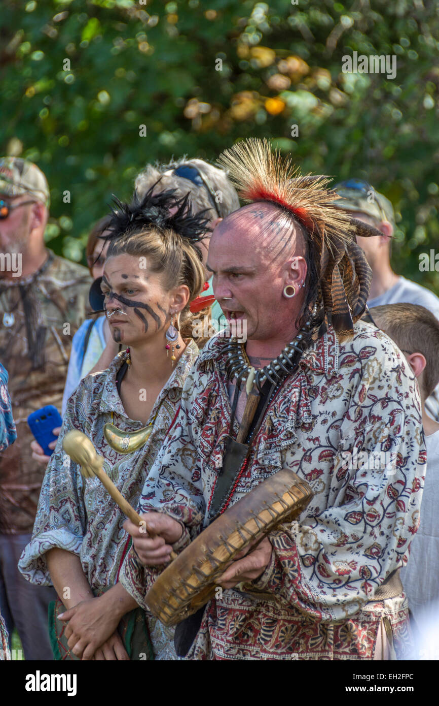 Cherokee tradizionale dei nativi americani cerimonia di nozze condotta a Fort Boonesborough Kentucky Foto Stock