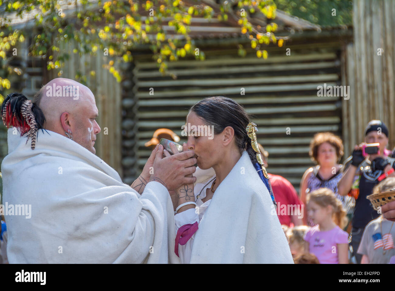 Cherokee tradizionale dei nativi americani cerimonia di nozze condotta a Fort Boonesborough Kentucky Foto Stock