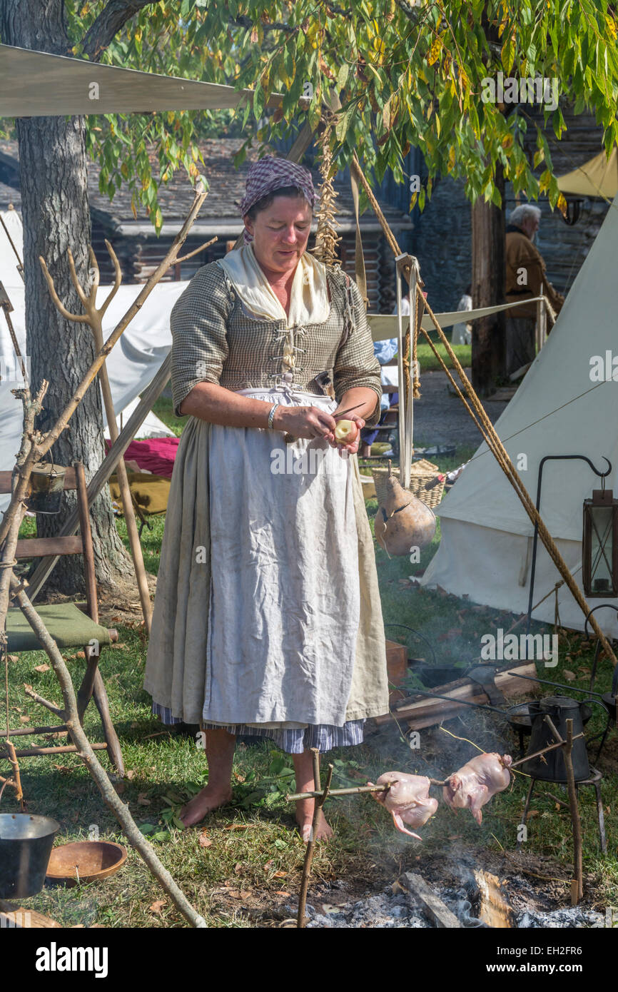 Pioneer donna cucina a la rievocazione storica del 1778 assedio di Fort Boonesborough Kentucky. Foto Stock