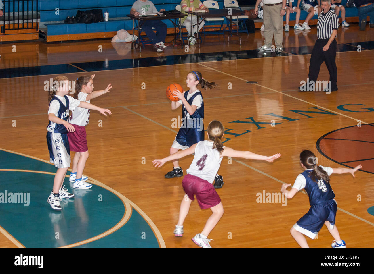 American middle school ragazze giocare a basket Foto Stock