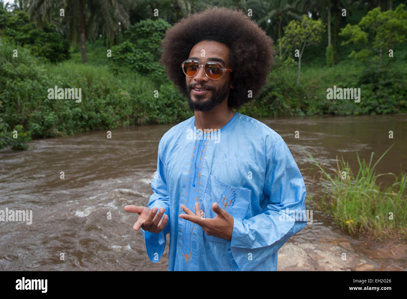 Dr Joseph Oye spiega al calciatore Benoit Assou-Ekotto, come cecità fluviale è diffusa da una mosca vicino a torrenti. Foto Stock