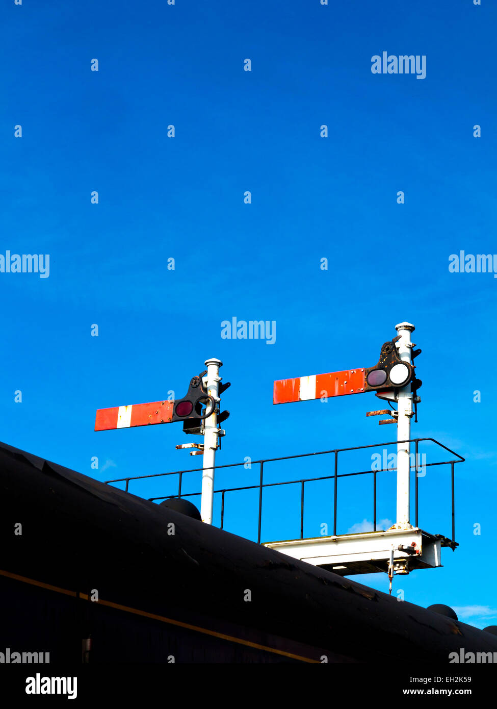 Il semaforo ferroviarie segnali di arresto contro un cielo blu sul Churnet Valley Railway, Staffordshire, England Regno Unito Foto Stock