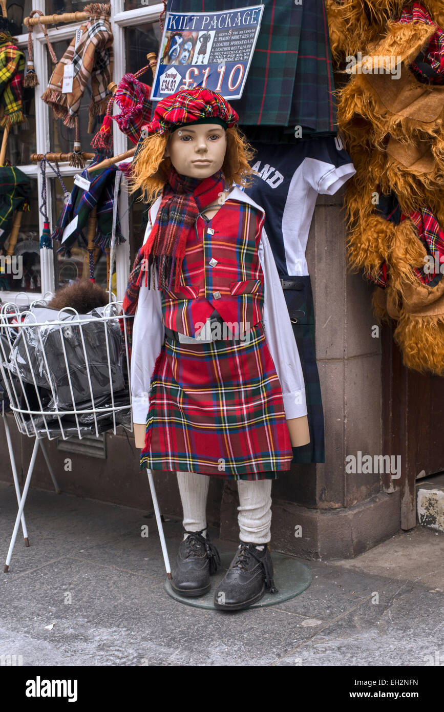 Un bambino manichino vestito in tartan oustide un appiccicoso negozio turistico sul Royal Mile di Edimburgo, Scozia, Regno Unito. Foto Stock