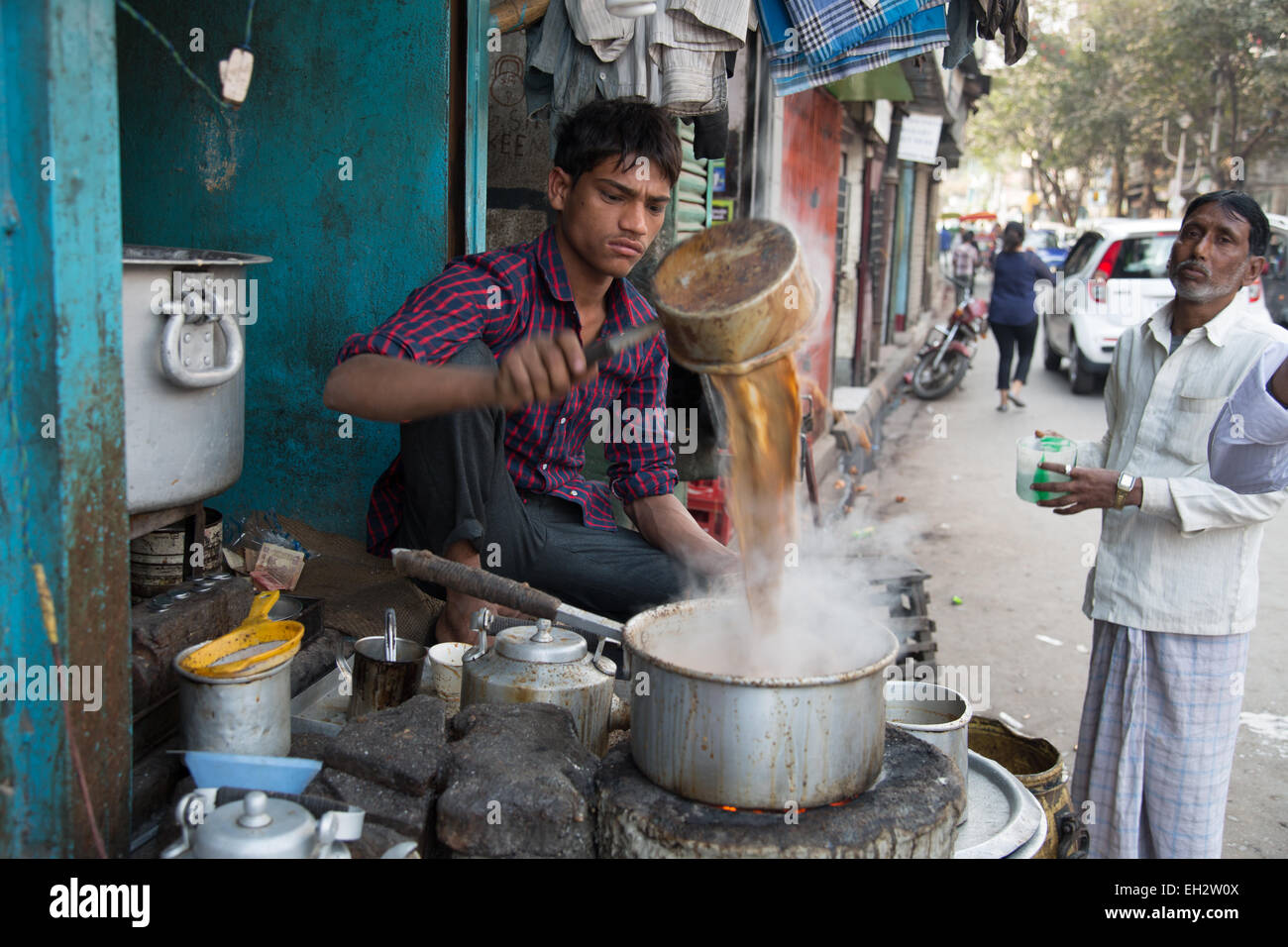 Il tè chai nelle strade di Calcutta Foto Stock