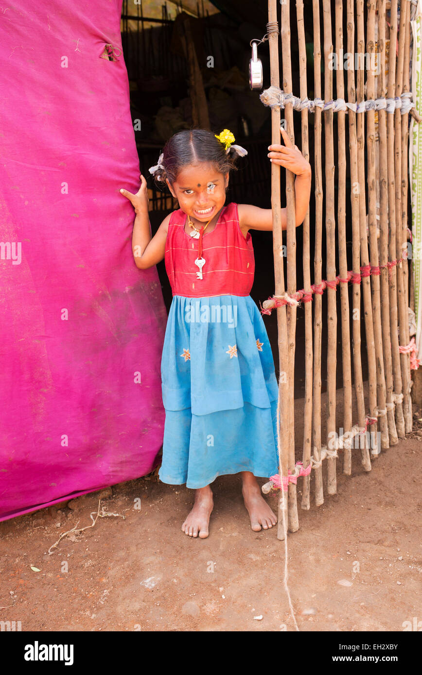 Povero indiano di casta inferiore ragazza dietro il cancello di bender / tenda / rifugio. Andhra Pradesh, India Foto Stock