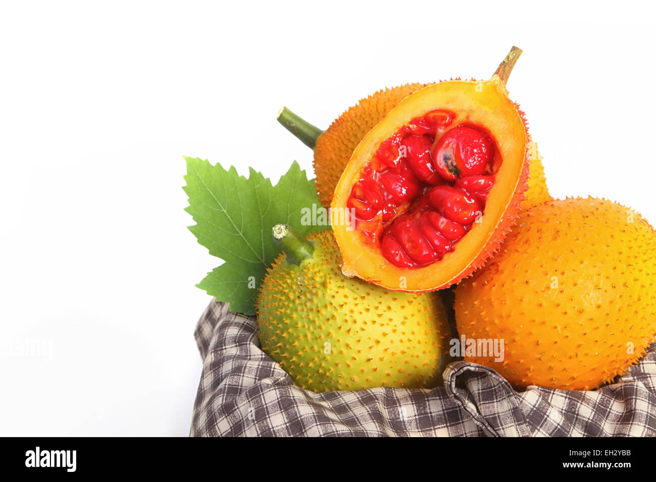 Gac frutta, Baby Jackfruit, spinoso gourd Amaro in casse di legno Foto Stock