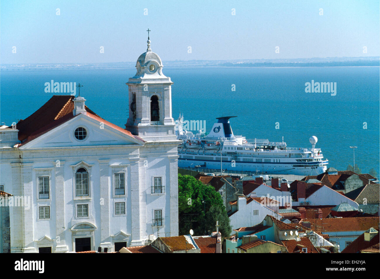 Il Portogallo, Lisbona, Alfama, Chiesa di Santo Estevao, Fiume Tago vista da Porta do Sol Viewpoint. Foto Stock
