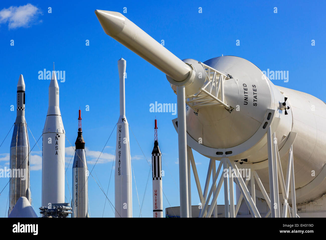 Giardino a razzo con smantellati missili balistici intercontinentali entro il Centro Spaziale della NASA, Cape Canaveral, in Florida, Stati Uniti d'America Foto Stock