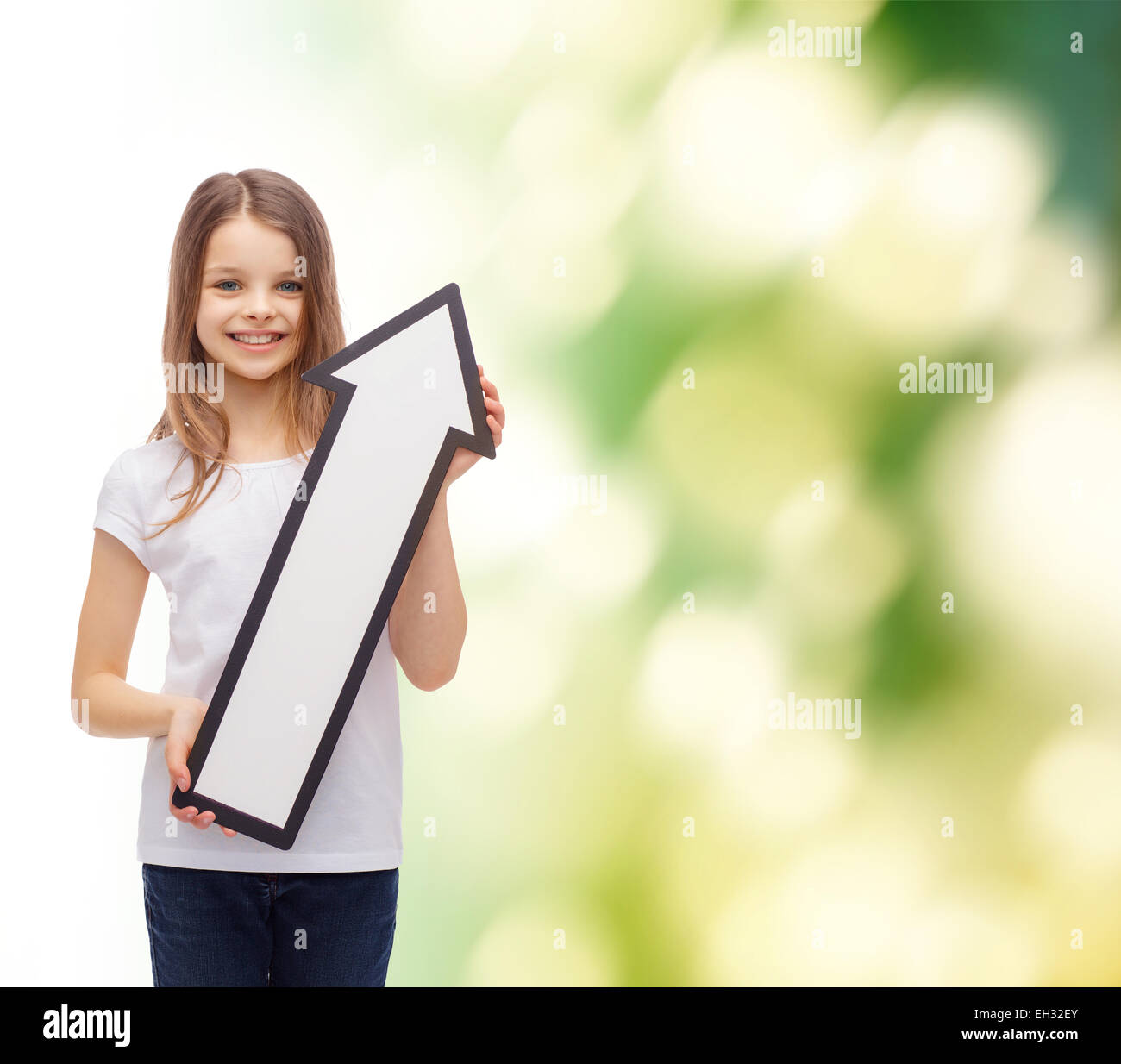 Sorridente bambina con freccia vuota rivolta verso l'alto Foto Stock