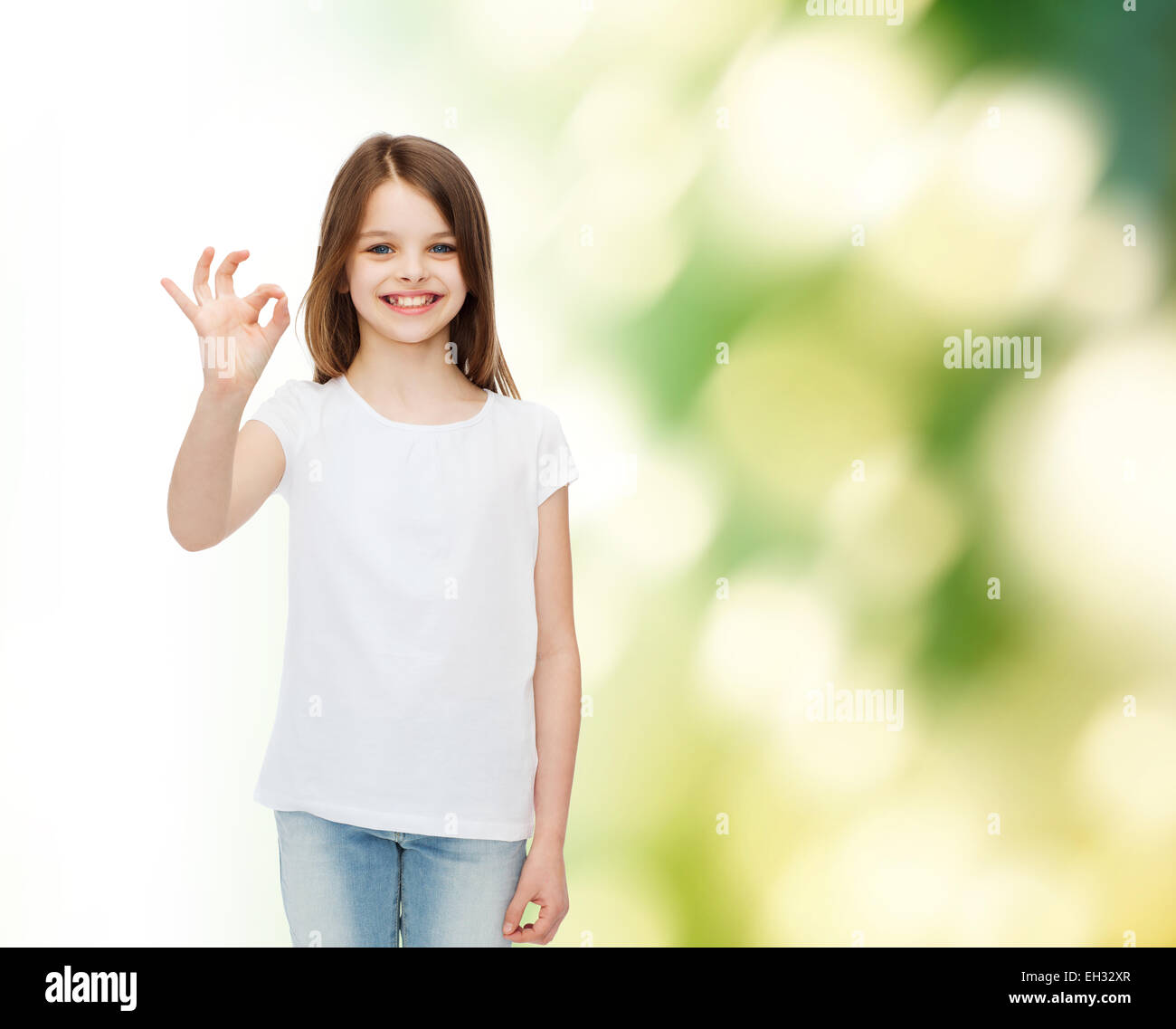 Sorridente bambina in bianco fustellato t-shirt Foto Stock