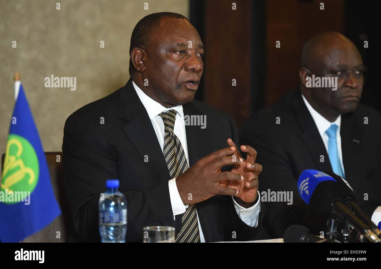 Maseru, Lesotho. 05 Mar, 2015. Il Vicepresidente del Sudafrica Cyril Ramaphosa (L), nella sua veste di comunità di sviluppo dell Africa Australe (SADC) facilitator, parla durante un briefing in Maseru, capitale del Lesotho, il 5 marzo 2015. La SADC è impegnata nel processo di pace in Lesotho dopo le recenti elezioni parlamentari, Cyril Ramaphosa detto qui il giovedì. Credito: Xinhua/Alamy Live News Foto Stock