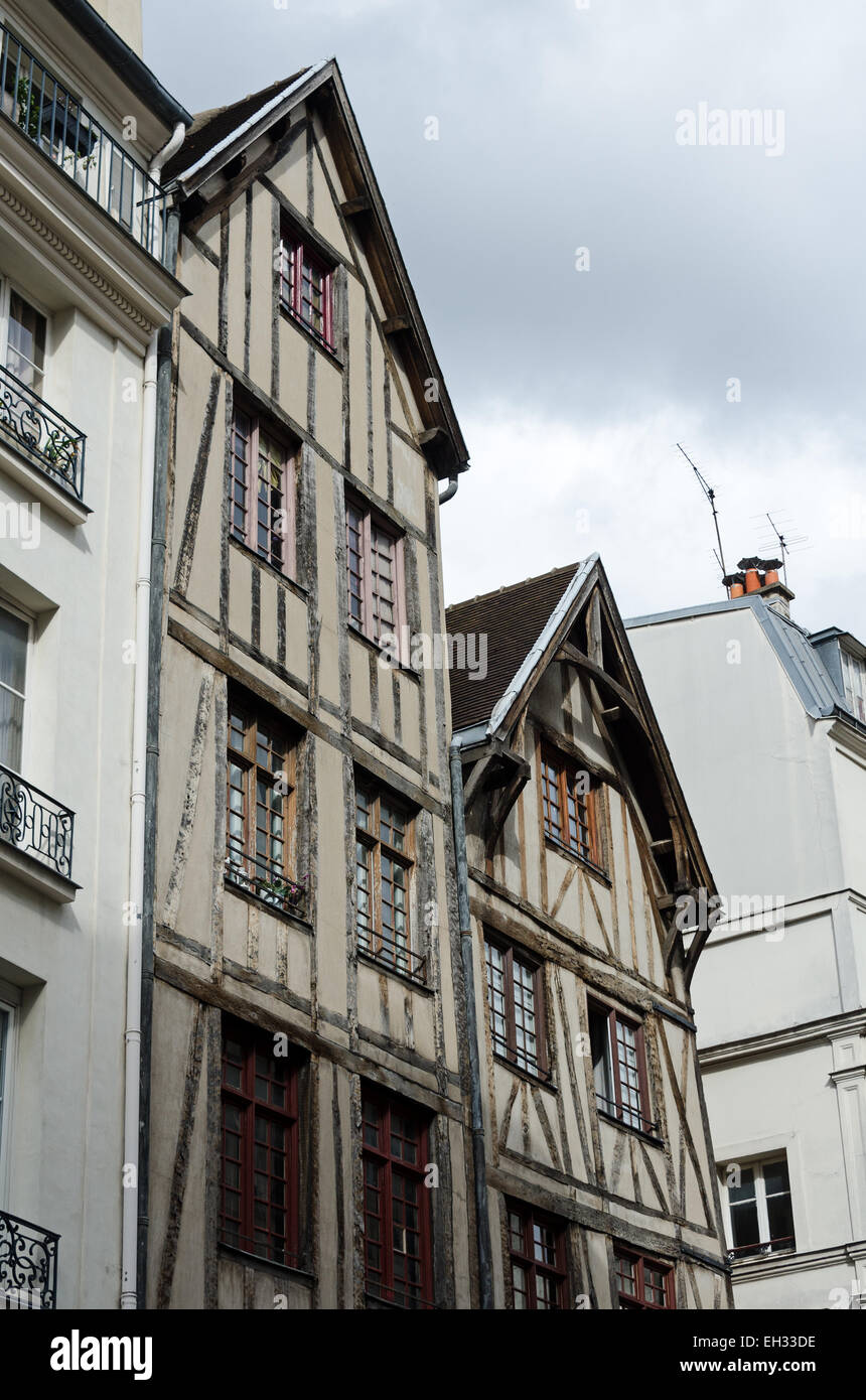 N. 11 e 13 Rue François-Miron sono tra le case più antiche di Parigi. Foto Stock