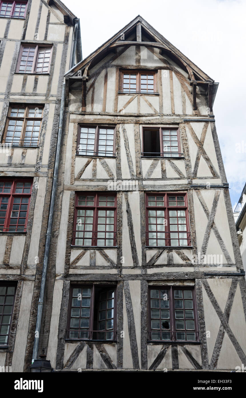 No.13 Rue François-Miron è una delle case più antiche di Parigi. Foto Stock