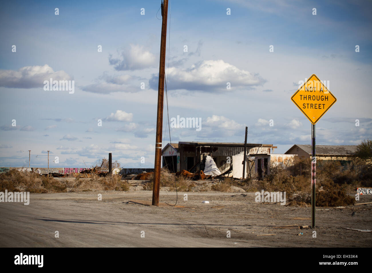 Cartello stradale ed edificio abbandonato a Salton Sea San Andreas anomalia Coachella Valley California USA Foto Stock