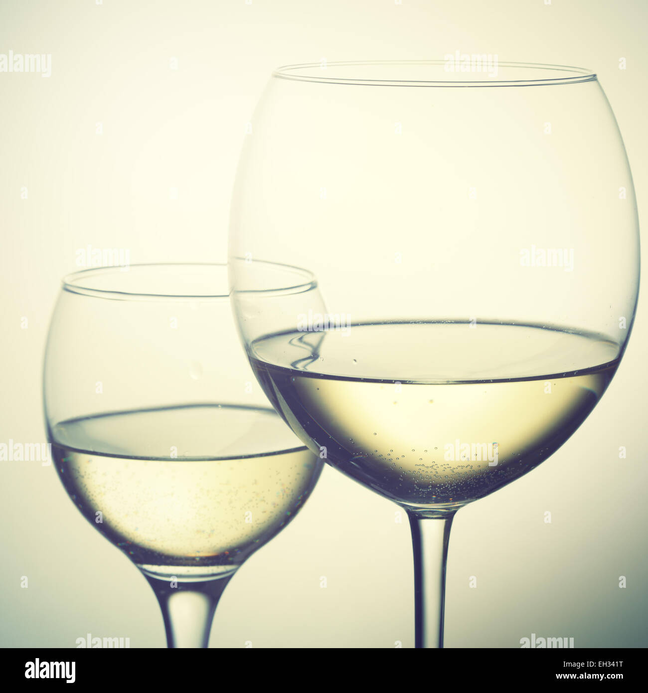 Due bicchieri di vino bianco. In stile retrò filtred immagine Foto Stock
