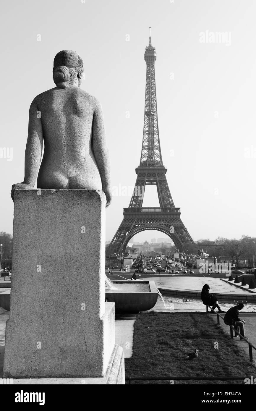 Vista del Trocadero e la Torre Eiffel a Parigi. Immagine in bianco e nero Foto Stock